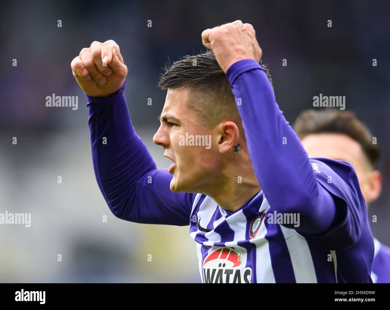 07 November 2021, Saxony, Aue: Football: 2. Bundesliga, Erzgebirge Aue - 1. FC Heidenheim, Matchday 13, Erzgebirgsstadion. Aue's Antonio Jonjic (l) celebrates after his goal for 1:0. Photo: Robert Michael/dpa-Zentralbild/dpa - IMPORTANT NOTE: In accordance with the regulations of the DFL Deutsche Fußball Liga and/or the DFB Deutscher Fußball-Bund, it is prohibited to use or have used photographs taken in the stadium and/or of the match in the form of sequence pictures and/or video-like photo series. Stock Photo