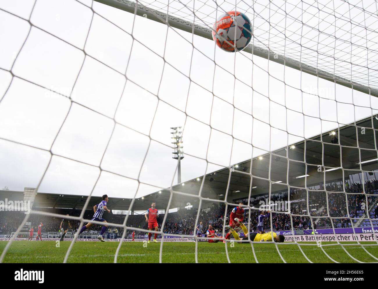 Aue, Germany. 07th Nov, 2021. Football: 2. Bundesliga, Erzgebirge Aue - 1. FC Heidenheim, Matchday 13, Erzgebirgsstadion. The ball in the net after the goal for 2:0 by Aue's Antonio Jonjic. Credit: Robert Michael/dpa-Zentralbild/dpa - IMPORTANT NOTE: In accordance with the regulations of the DFL Deutsche Fußball Liga and/or the DFB Deutscher Fußball-Bund, it is prohibited to use or have used photographs taken in the stadium and/or of the match in the form of sequence pictures and/or video-like photo series./dpa/Alamy Live News Stock Photo