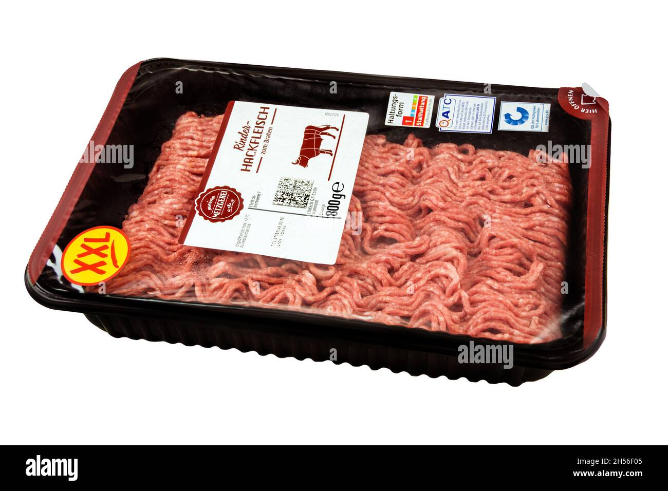 Hamburg, Germany - November 7  2021: Meine Metzgerei 1 Packung Rinderhackfleisch - 1 pack of minced beef XXL 800 g auf weissem Hintergrund Stock Photo