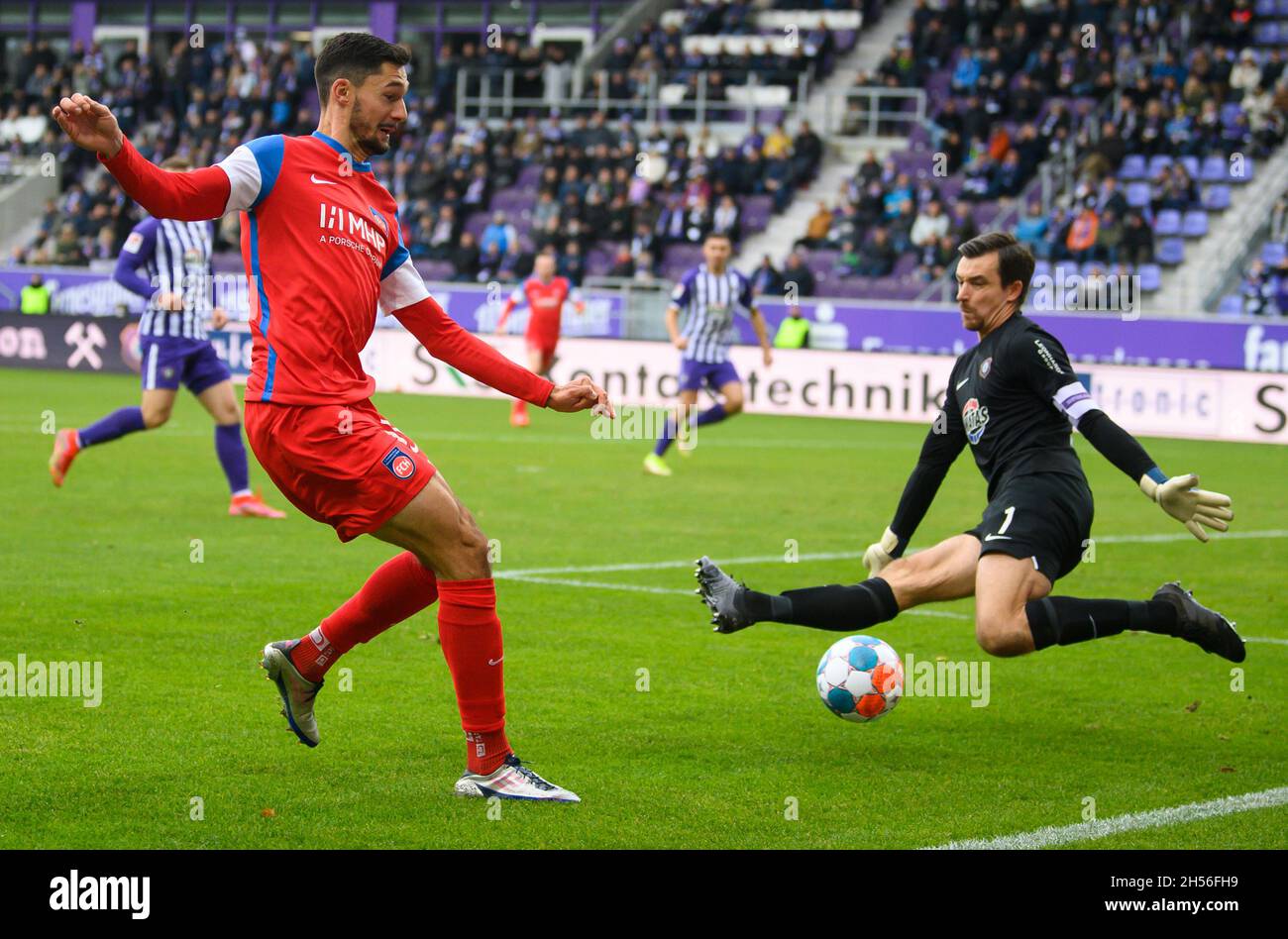 Aue, Germany. 07th Nov, 2021. Football: 2. Bundesliga, Erzgebirge Aue - 1. FC Heidenheim, Matchday 13, Erzgebirgsstadion. Aue's goalkeeper Martin Männel (r) saves a shot from Heidenheim's Tim Kleindienst. Credit: Robert Michael/dpa-Zentralbild/dpa - IMPORTANT NOTE: In accordance with the regulations of the DFL Deutsche Fußball Liga and/or the DFB Deutscher Fußball-Bund, it is prohibited to use or have used photographs taken in the stadium and/or of the match in the form of sequence pictures and/or video-like photo series./dpa/Alamy Live News Stock Photo