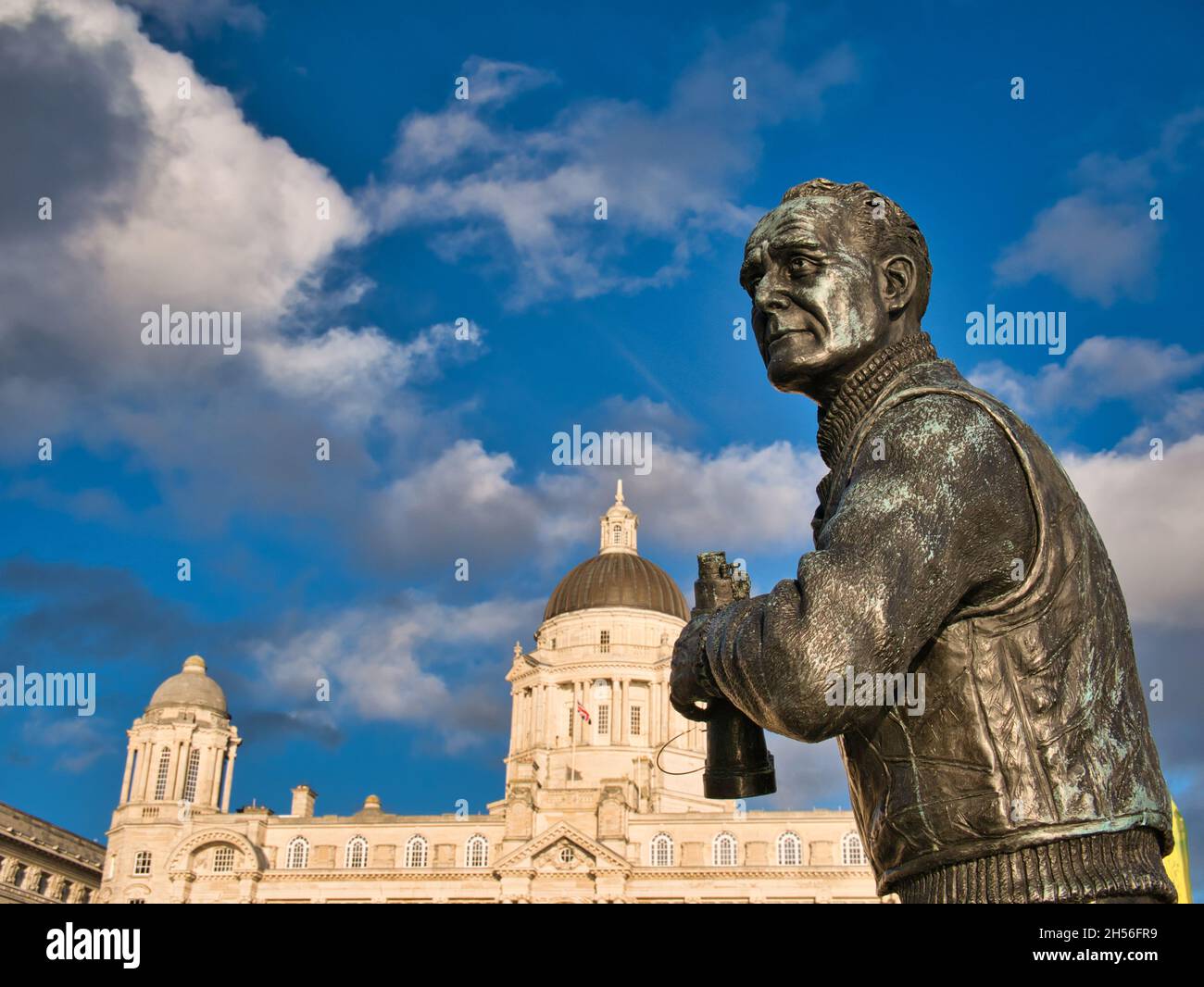 The statue of WW2 hero Johnnie Walker CB, DSO, Three Bars on the historic Liverpool waterfront, with the Port of Liverpool Building behind. Stock Photo