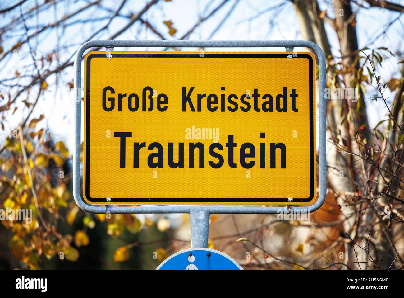 07 November 2021, Bavaria, Traunstein: The town sign of Traunstein with the inscription 'Große Kreisstadt Traunstein' can be seen at the entrance to a town. The district of Traunstein is currently one of the Bavarian regions most affected by Corona. Photo: Matthias Balk/dpa Stock Photo