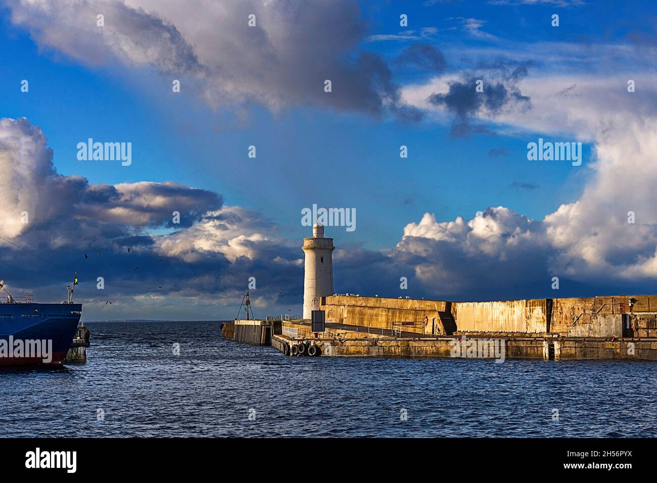 BUCKIE HARBOUR MORAY FIRTH SCOTLAND OUTER HARBOUR WALL AND THE LIGHTHOUSE Stock Photo