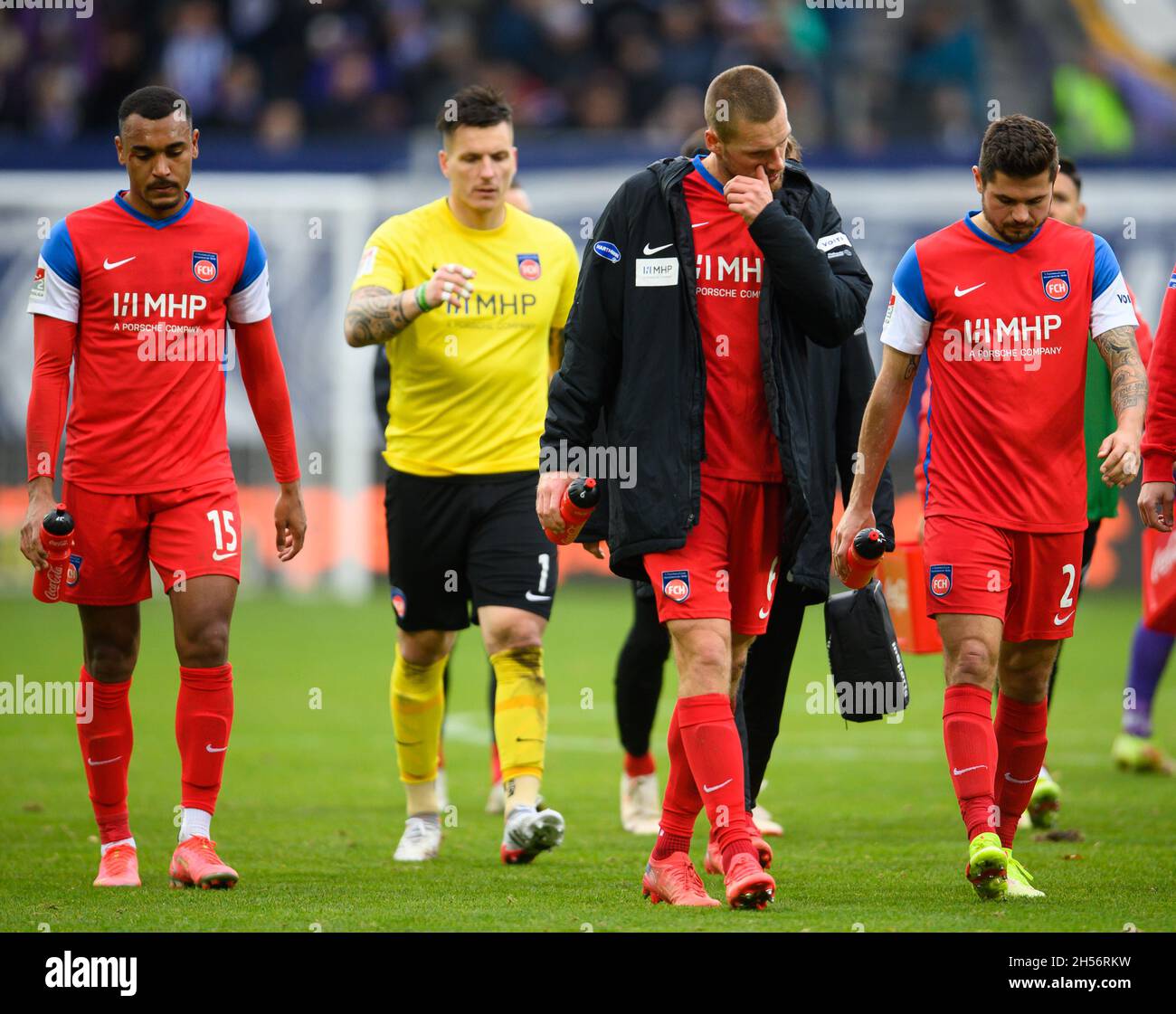 07 November 2021, Saxony, Aue: Football: 2. Bundesliga, Erzgebirge Aue - 1. FC Heidenheim, Matchday 13, Erzgebirgsstadion. Heidenheim's Maurice Malone (l-r), goalkeeper Kevin Müller, Patrick Mainka and Marnon Busch disappointed after the defeat. Photo: Robert Michael/dpa-Zentralbild/dpa - IMPORTANT NOTE: In accordance with the regulations of the DFL Deutsche Fußball Liga and/or the DFB Deutscher Fußball-Bund, it is prohibited to use or have used photographs taken in the stadium and/or of the match in the form of sequence pictures and/or video-like photo series. Stock Photo