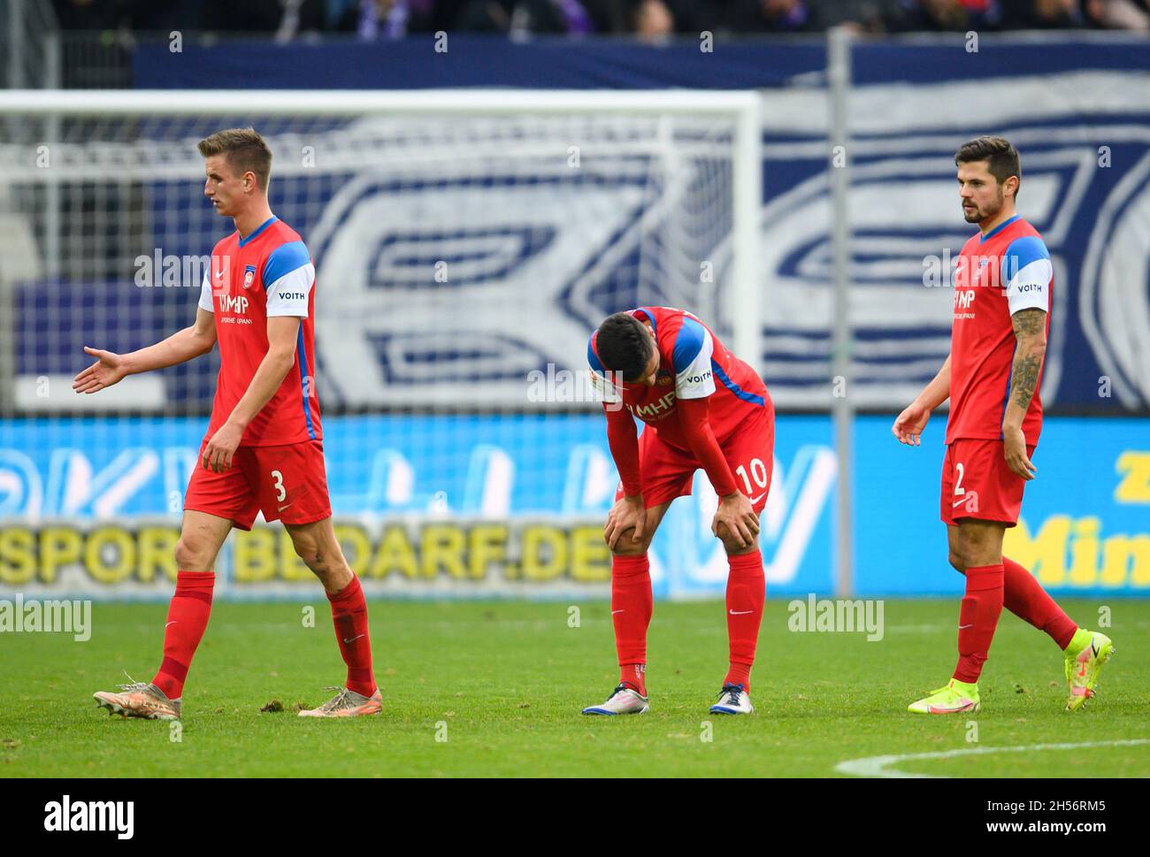07 November 2021, Saxony, Aue: Football: 2. Bundesliga, Erzgebirge Aue - 1. FC Heidenheim, Matchday 13, Erzgebirgsstadion. Heidenheim's Jan Schöppner (l-r), Tim Kleindienst and Marnon Busch disappointed after the defeat. Photo: Robert Michael/dpa-Zentralbild/dpa - IMPORTANT NOTE: In accordance with the regulations of the DFL Deutsche Fußball Liga and/or the DFB Deutscher Fußball-Bund, it is prohibited to use or have used photographs taken in the stadium and/or of the match in the form of sequence pictures and/or video-like photo series. Stock Photo