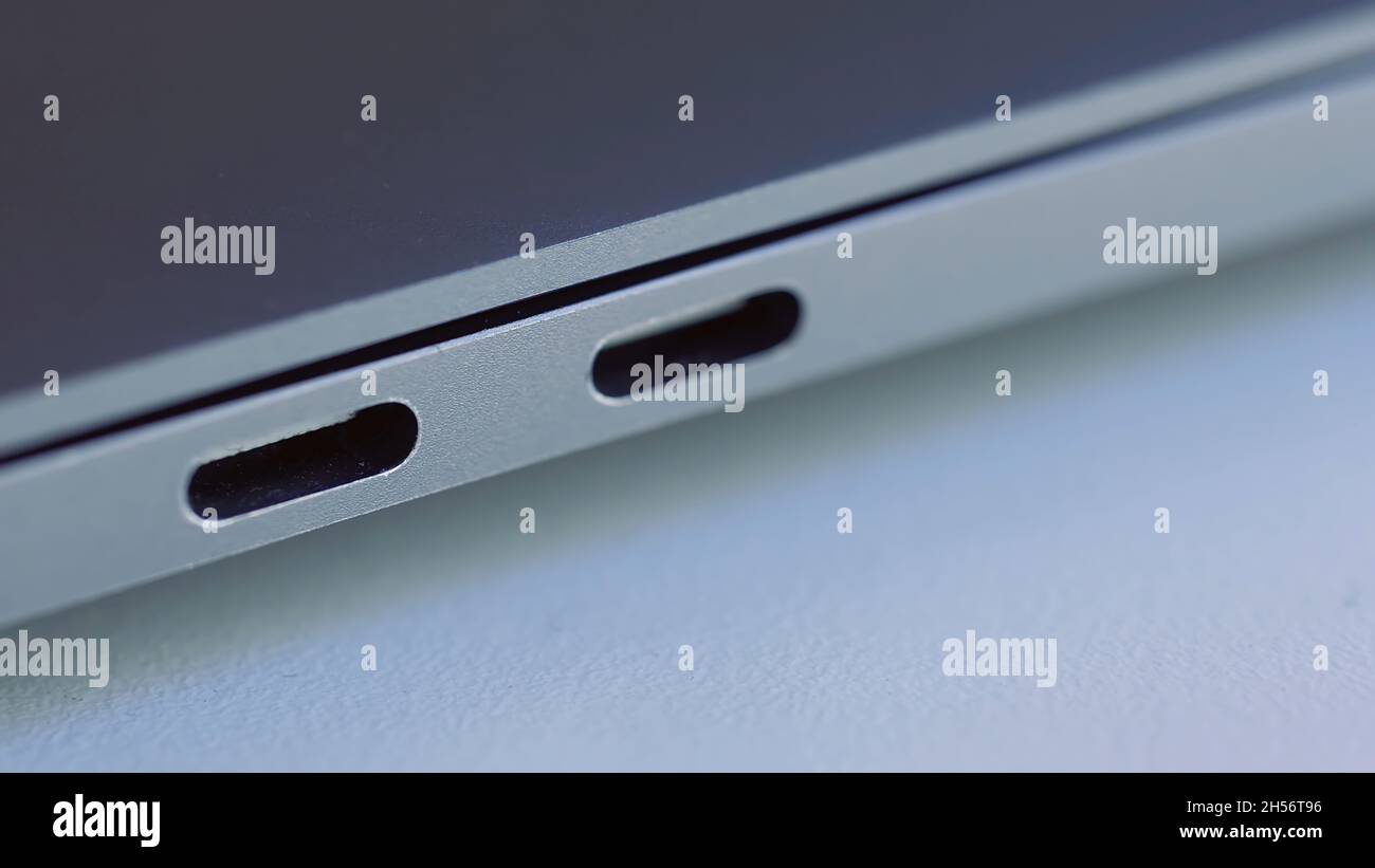 Câbles USB, Thunderbolt et Ethernet connectés aux ports situés à l'arrière  d'un écran Apple Thunderbolt Display, vue rapprochée Photo Stock - Alamy