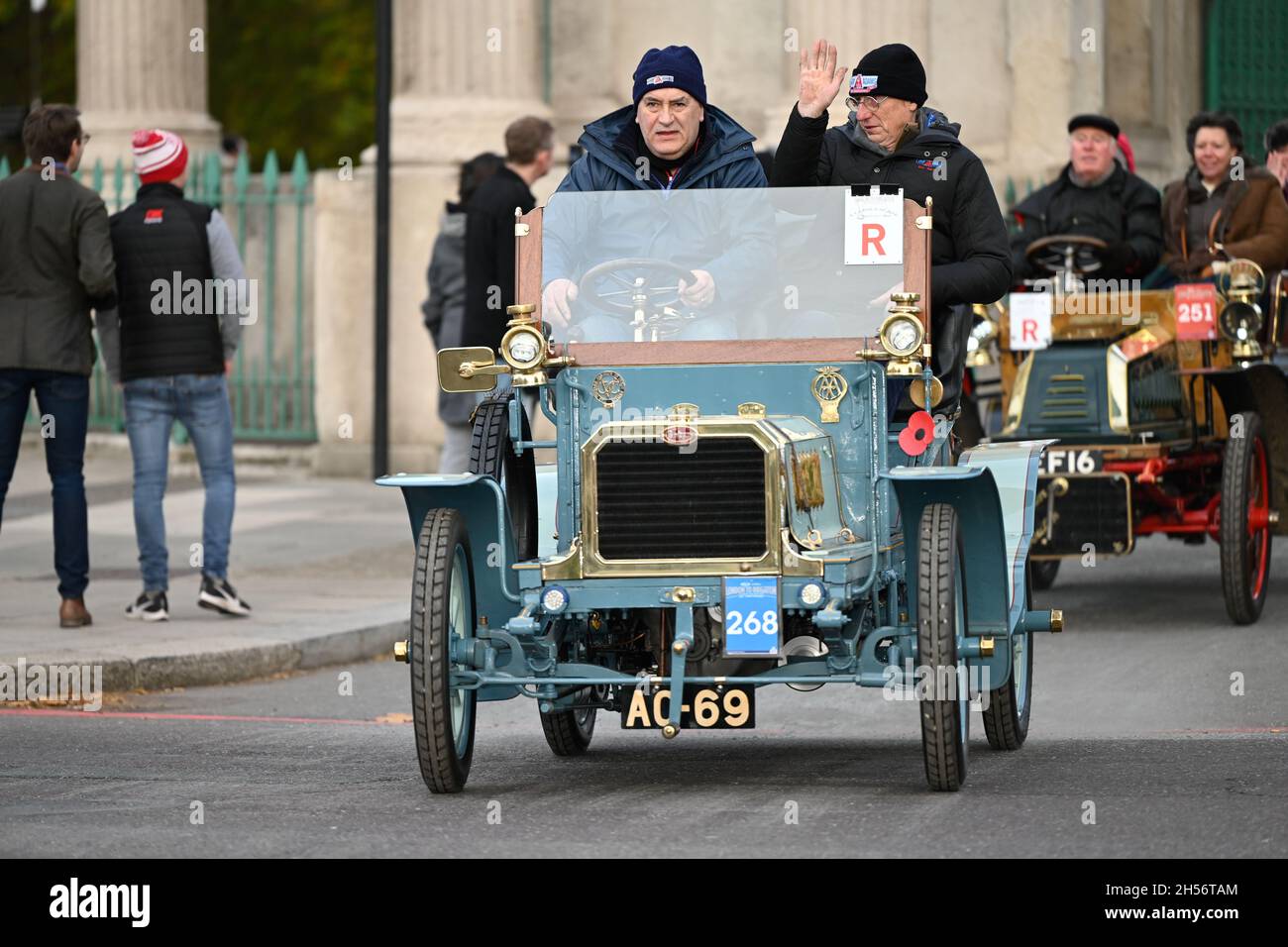 London to Brighton Veteran and Vintage car run Stock Photo - Alamy