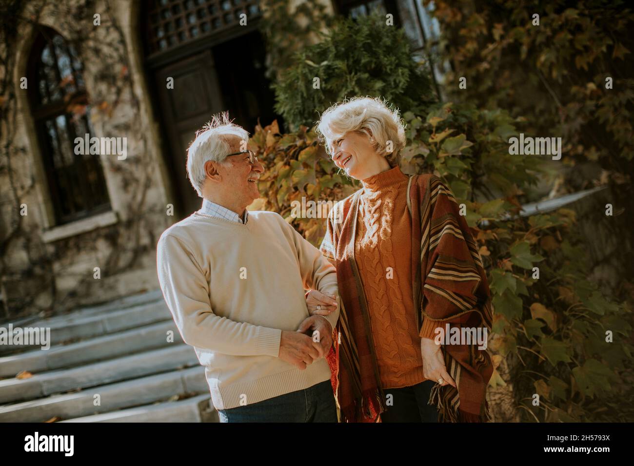 Senior couple embracing hi-res stock photography and images - Alamy