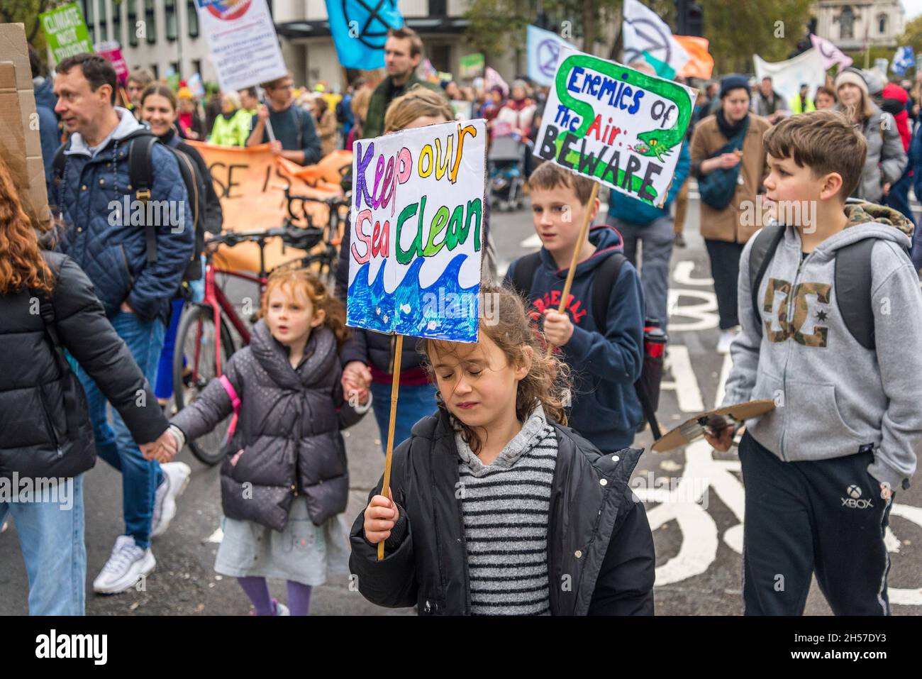Children outdoors uk november hi-res stock photography and images - Alamy