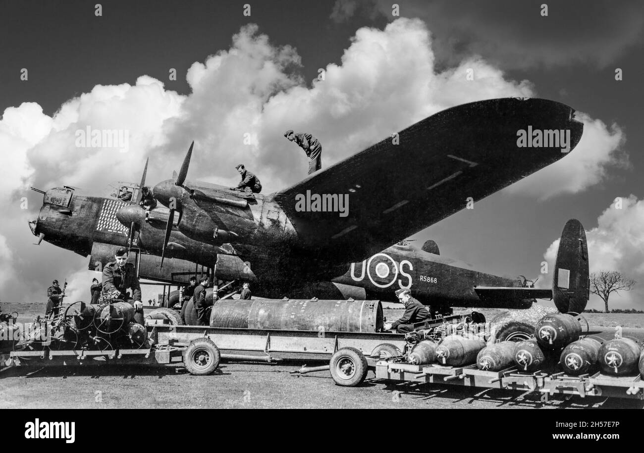 WW2 LANCASTER BOMBER 1944 Avro Lancaster bomber 'S for Sugar', of No 467 Squadron,is being prepared and loaded with ordnance including a ‘blockbuster bomb’ for its 97th ! ! ( see fuselage for bomb runs scored) operational sortie at RAF Waddington, Lincolnshire. UK World War II RAF Nazi Germany Bombing campaign Stock Photo