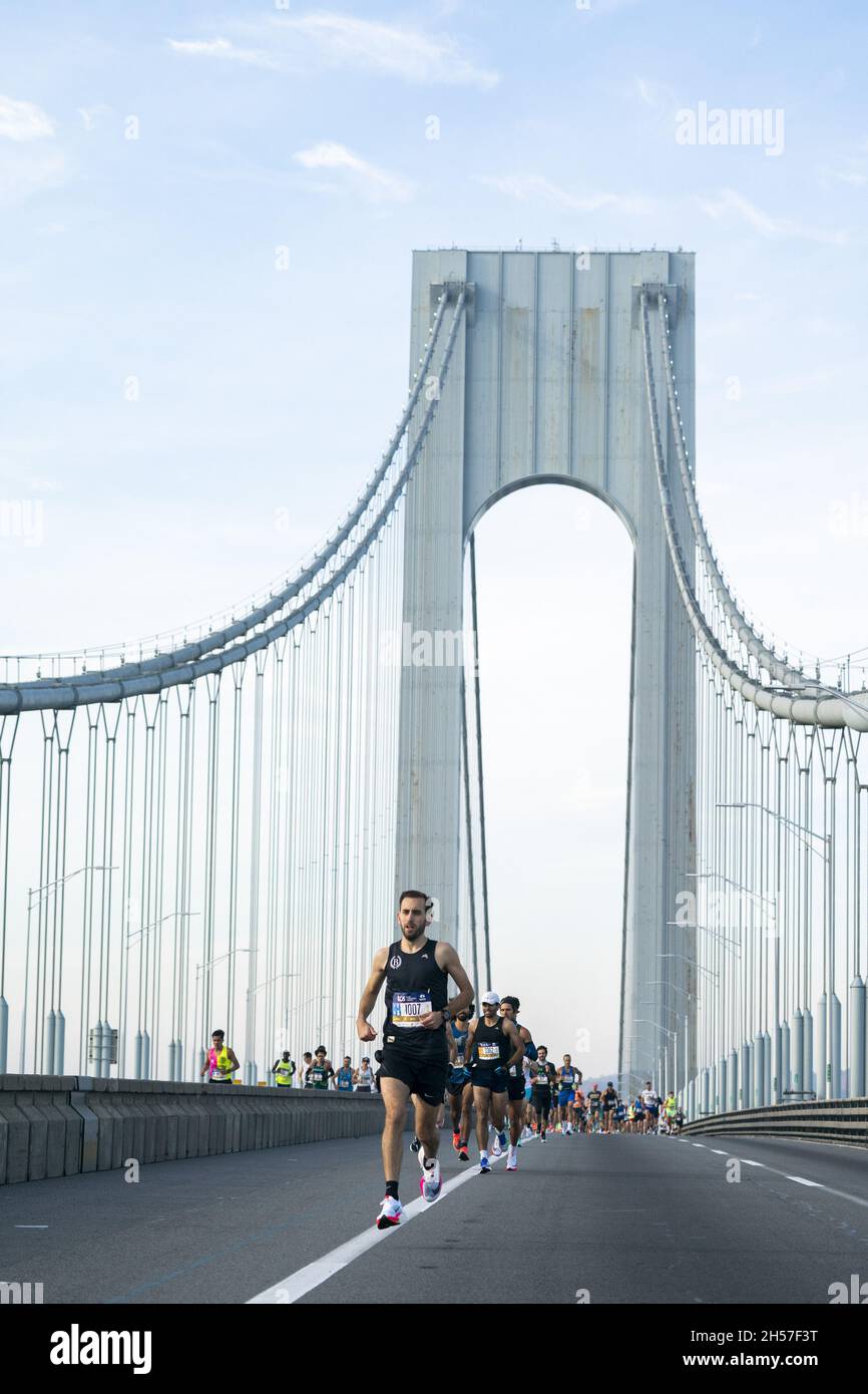 New York, United States. 07th Nov, 2021. Runners cross the Verrazano