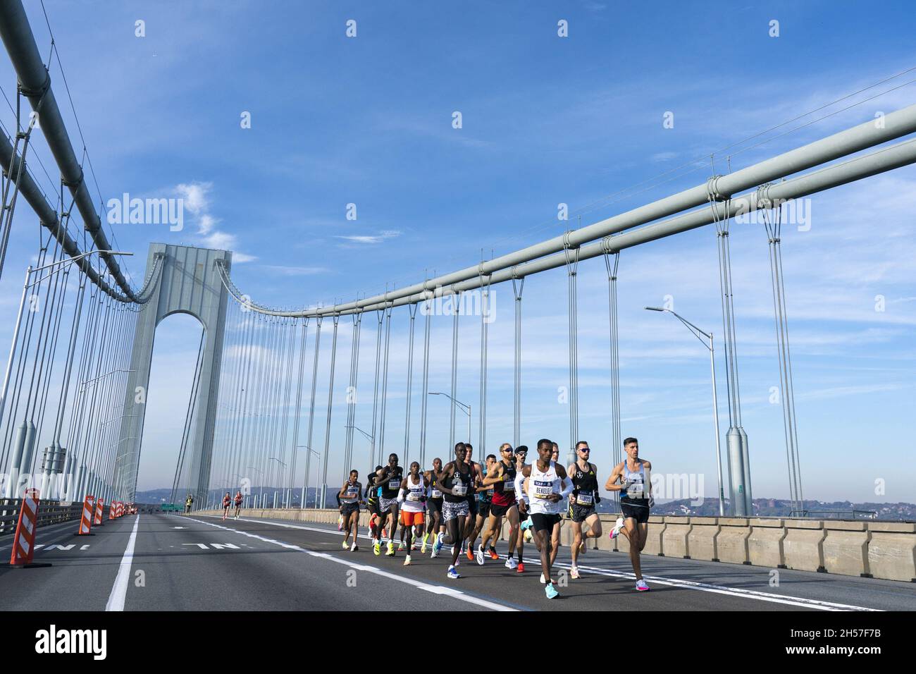 New York, United States. 07th Nov, 2021. Runners cross the Verrazano