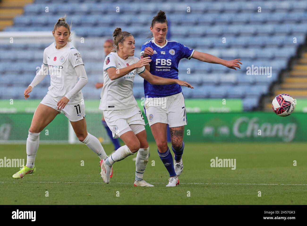 LEICESTER, GBR. 7TH NOV 2021. Natasha Flint of Leicester City (right) and Filippa Angeldahl of Manchester City battle for possession during the Barclays FA Women's Super League match between Leicester City and Manchester City at the King Power Stadium, Leicester on Sunday 7th November 2021. (Credit: James Holyoak | MI News) Credit: MI News & Sport /Alamy Live News Stock Photo