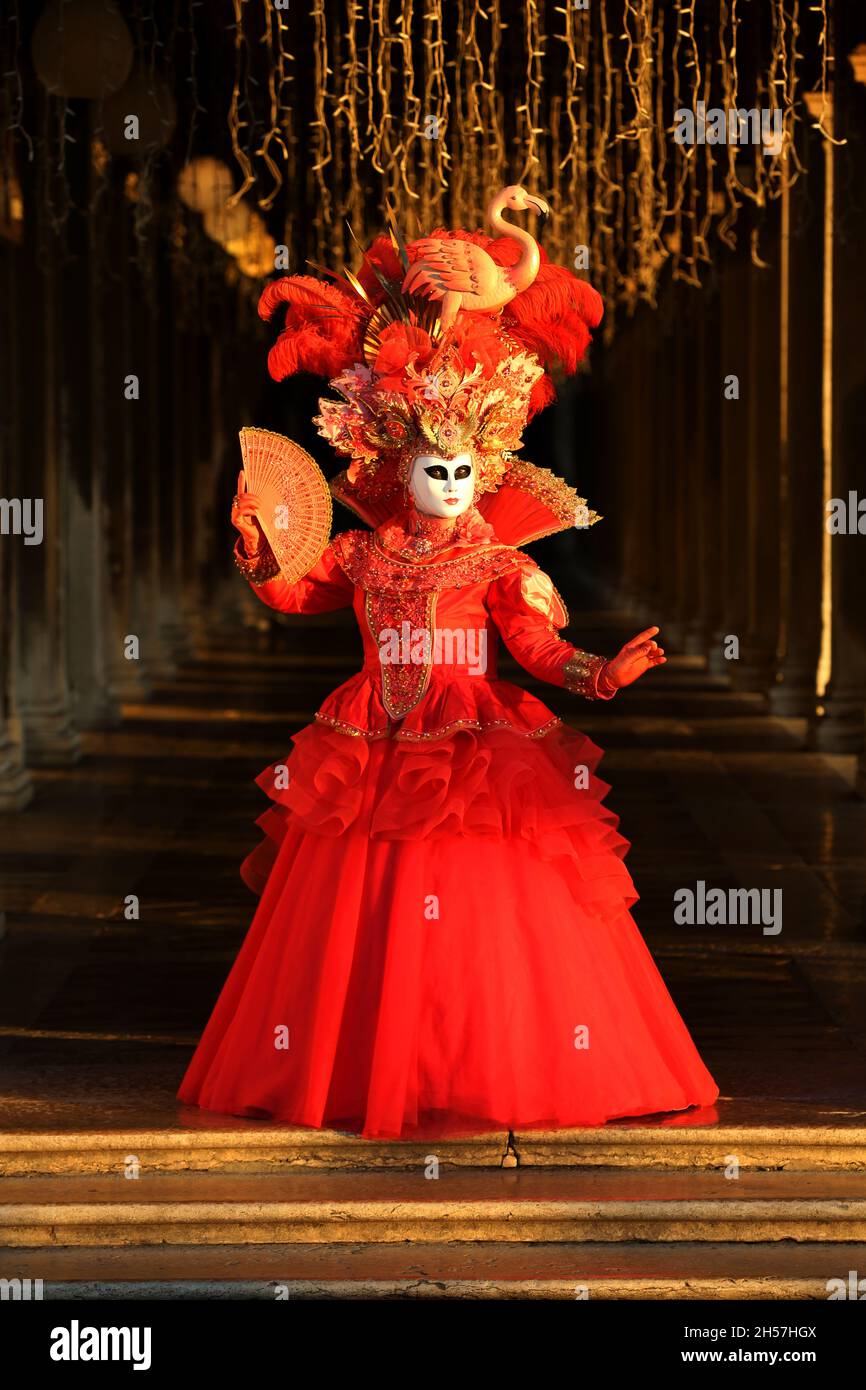 Karneval in Venedig, Carnevale di Venezia, Masken in Venedig, Maskerade  Venice, Venedig Maske oder Masken mit Kostümen, Kleider und schönen Frauen  Stock Photo - Alamy