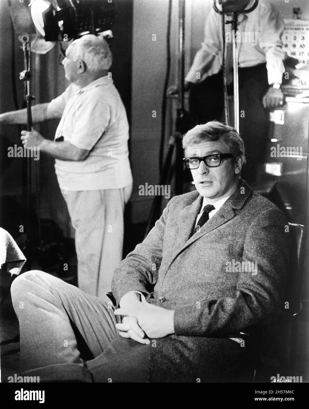 Cinematographer OTTO HELLER and MICHAEL CAINE as Harry Palmer on set candid during filming of THE IPCRESS FILE 1965 director SIDNEY J. FURIE novel Len Deighton music John Barry producer Harry Saltzman The Rank Organisation / Lowndes Productions Ltd / Steven S.A. Stock Photo