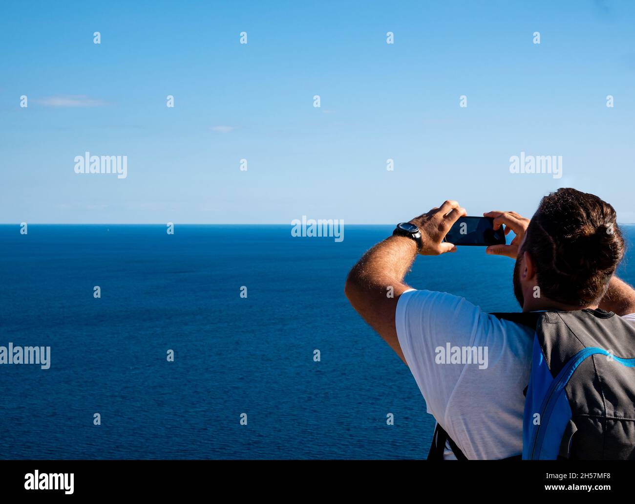 Man takes taking photo photograph hi-res stock photography and images ...