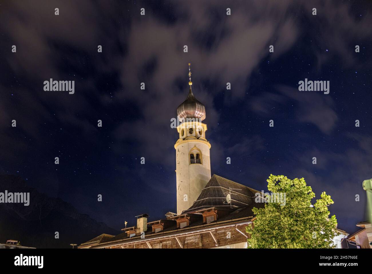 Night view of Collegiata di San Candido, Stiftskirche Innichen, San Candido, Innichen, Val Pusteria, Bolzano, Trentino Alto Adige, Italia Stock Photo