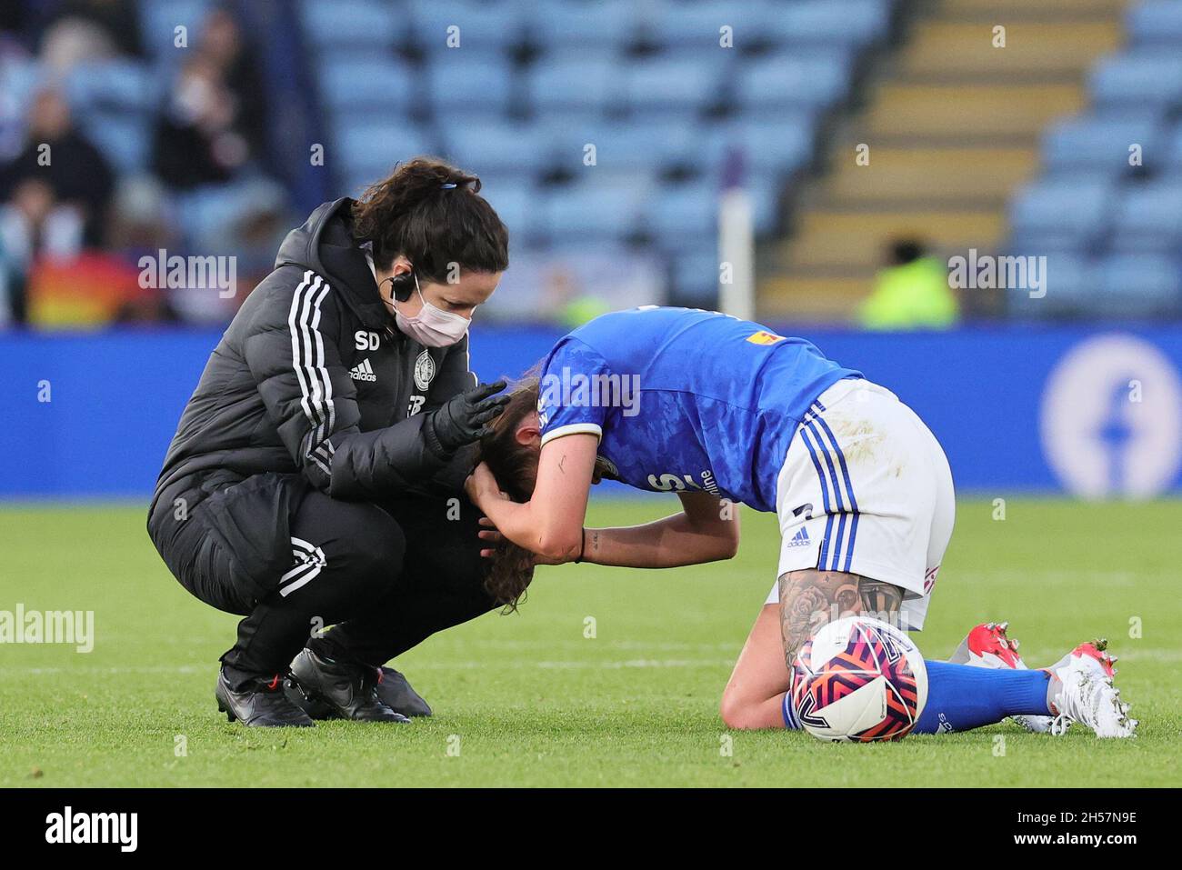 LEICESTER, GBR. 7TH NOV 2021. Natasha Flint of Leicester City is looked at by a member of the medical staff during the Barclays FA Women's Super League match between Leicester City and Manchester City at the King Power Stadium, Leicester on Sunday 7th November 2021. (Credit: James Holyoak | MI News) Credit: MI News & Sport /Alamy Live News Stock Photo