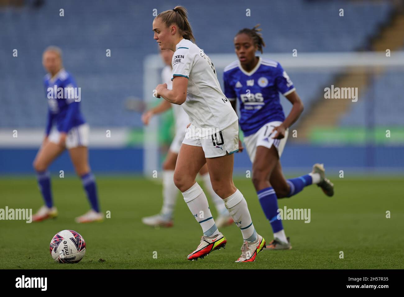LEICESTER, GBR. 7TH NOV 2021. Georgia Stanway of Manchester City runs with the ball during the Barclays FA Women's Super League match between Leicester City and Manchester City at the King Power Stadium, Leicester on Sunday 7th November 2021. (Credit: James Holyoak | MI News) Credit: MI News & Sport /Alamy Live News Stock Photo
