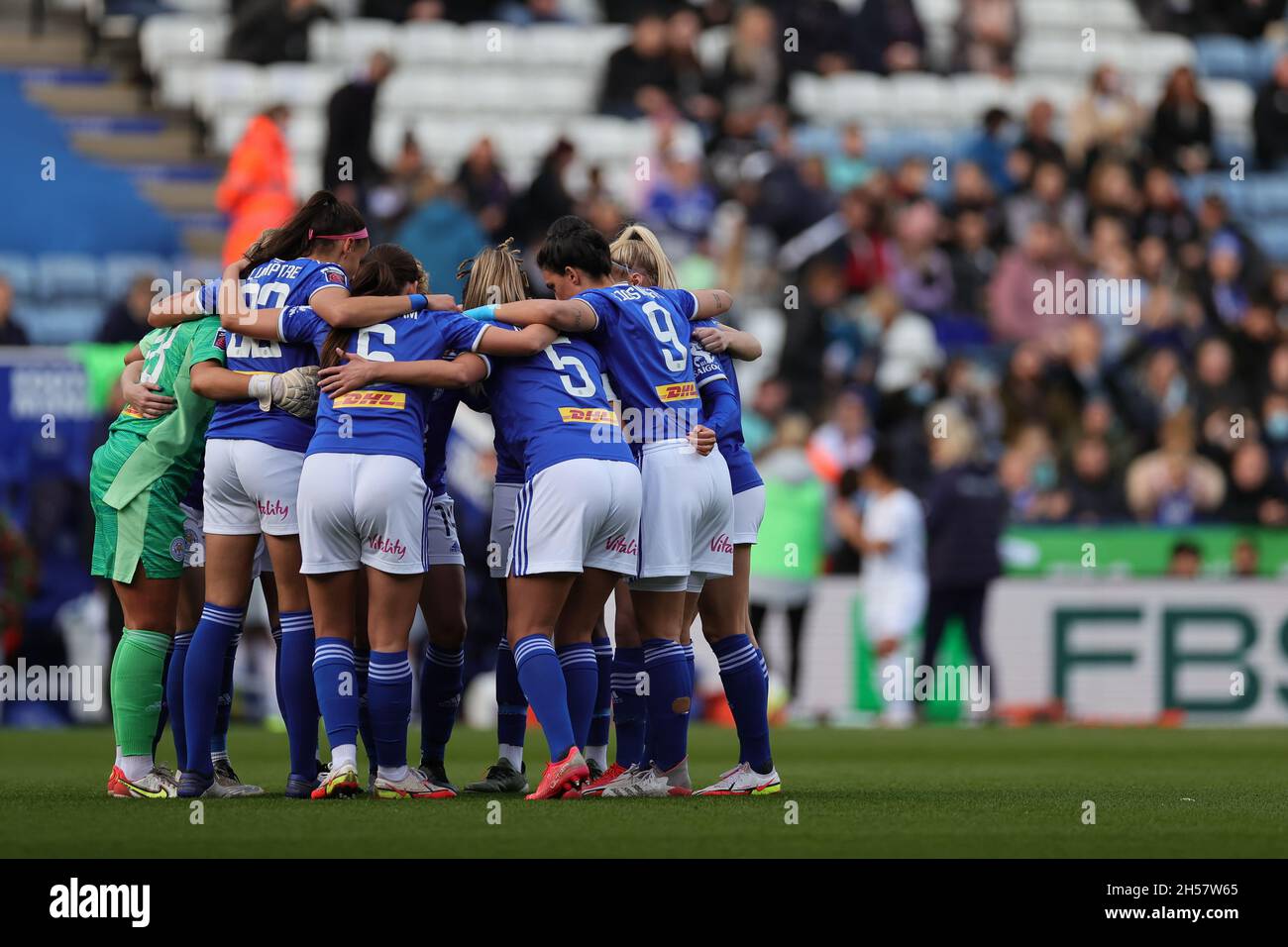LEICESTER, GBR. 7TH NOV 2021. Leicester City form a huddle ahead of kickoff during the Barclays FA Women's Super League match between Leicester City and Manchester City at the King Power Stadium, Leicester on Sunday 7th November 2021. (Credit: James Holyoak | MI News) Credit: MI News & Sport /Alamy Live News Stock Photo