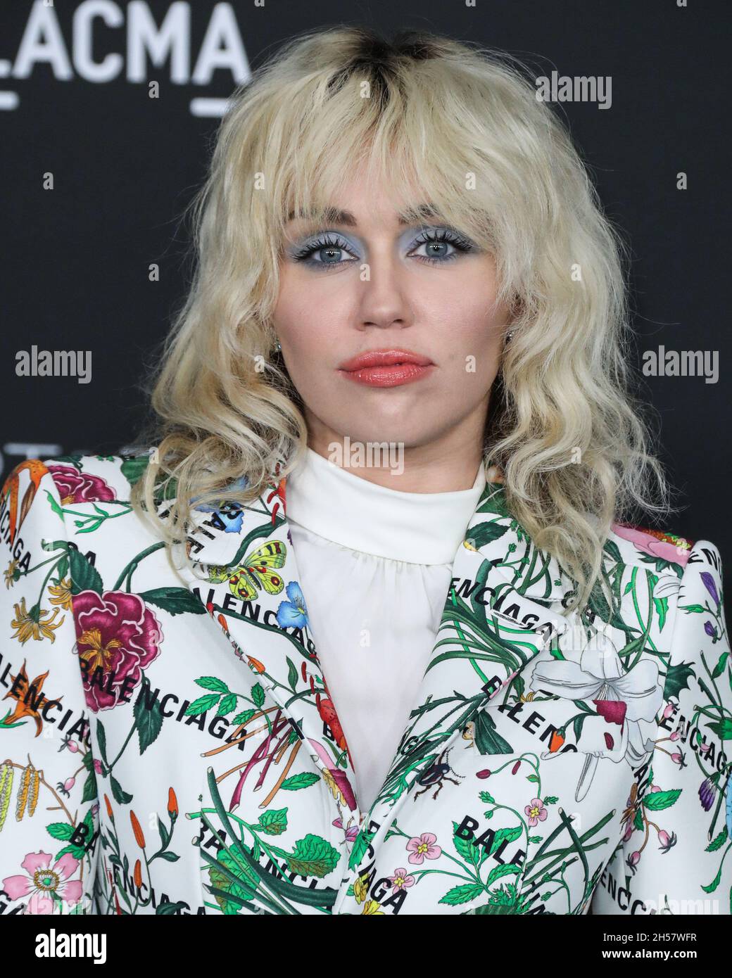LOS ANGELES, CALIFORNIA, USA - NOVEMBER 06: Singer Miley Cyrus wearing a Gucci X Balenciaga suit and Jared Lehr jewelry arrives at the 10th Annual LACMA Art + Film Gala 2021 held at the Los Angeles County Museum of Art on November 6, 2021 in Los Angeles, California, United States. (Photo by Xavier Collin/Image Press Agency/Sipa USA) Stock Photo