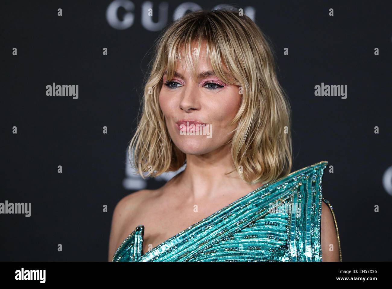 LOS ANGELES, CALIFORNIA, USA - NOVEMBER 06: Actress Sienna Miller wearing a dress by Gucci arrives at the 10th Annual LACMA Art + Film Gala 2021 held at the Los Angeles County Museum of Art on November 6, 2021 in Los Angeles, California, United States. (Photo by Xavier Collin/Image Press Agency/Sipa USA) Stock Photo