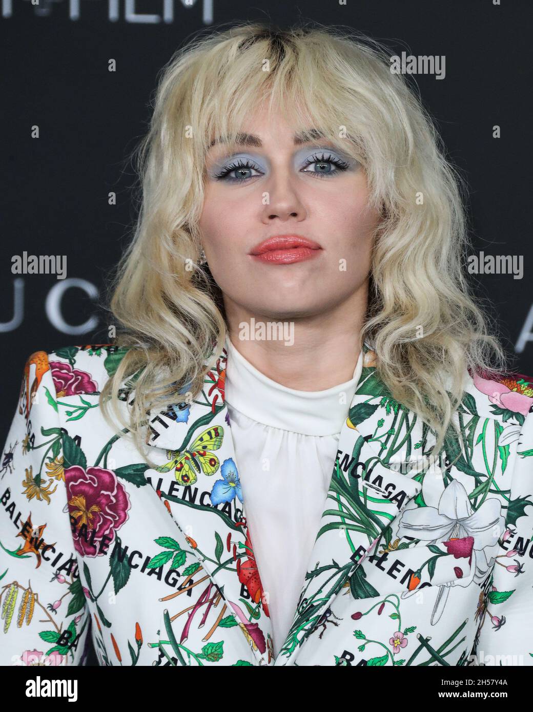 LOS ANGELES, CALIFORNIA, USA - NOVEMBER 06: Singer Miley Cyrus wearing a Gucci X Balenciaga suit and Jared Lehr jewelry arrives at the 10th Annual LACMA Art + Film Gala 2021 held at the Los Angeles County Museum of Art on November 6, 2021 in Los Angeles, California, United States. (Photo by Xavier Collin/Image Press Agency/Sipa USA) Stock Photo