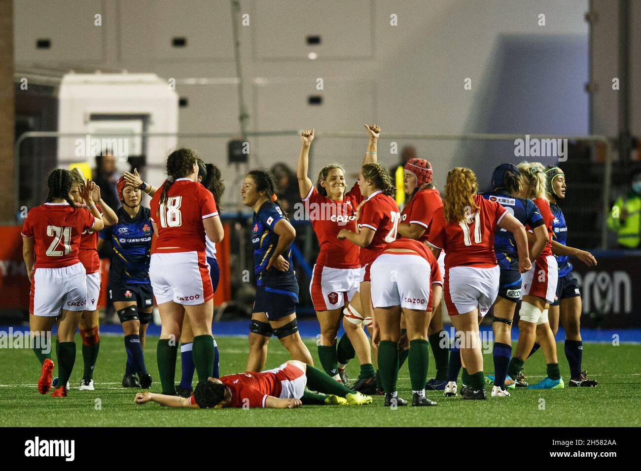 Cardiff, UK. 7 November, 2021. Wales players celebrate at the end of the Wales Women v Japan Women Rugby Match. Credit: Gruffydd Thomas/Alamy Stock Photo