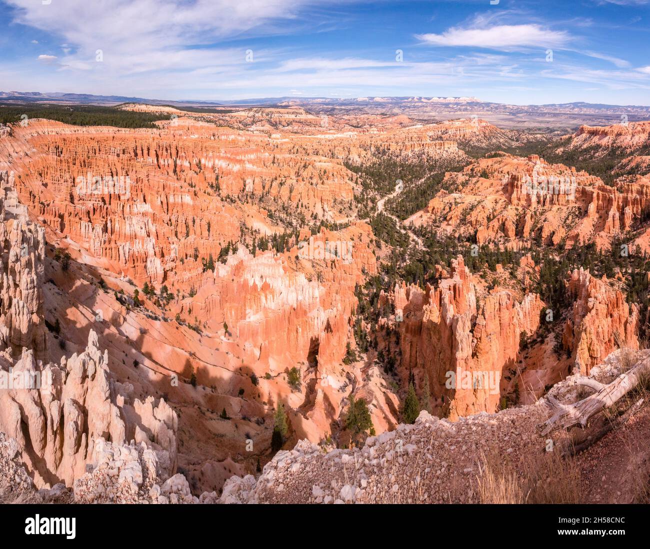 Scenic rocks from the Navajo Loop Trail leading through Bryce Canyon ...