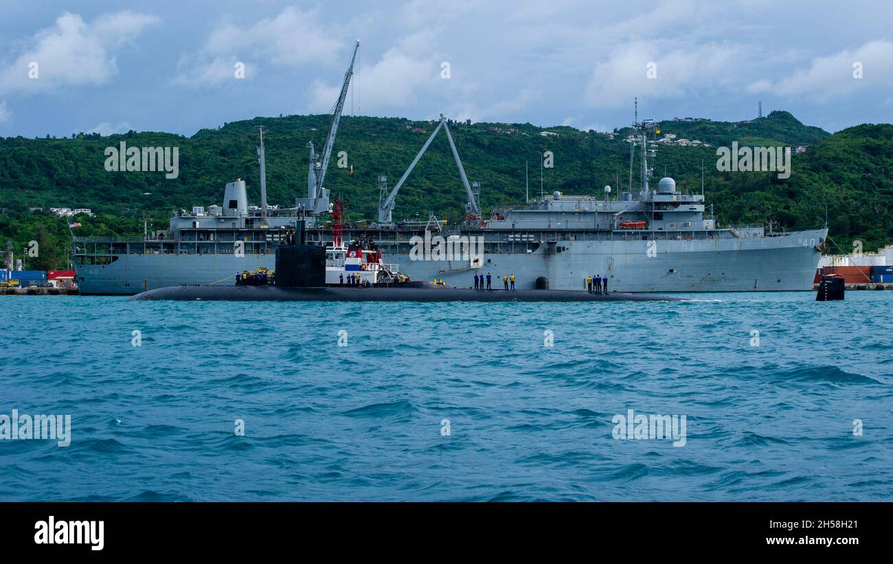 Saipan, United States. 21 October, 2021. The U.S. Navy Los Angeles-class fast attack submarine USS Hampton moors alongside the submarine tender USS Frank Cable for resupply October 21, 2021 in Saipan, Northern Mariana Islands.  Credit: MC2 Chase Stephens/U.S. Navy/Alamy Live News Stock Photo