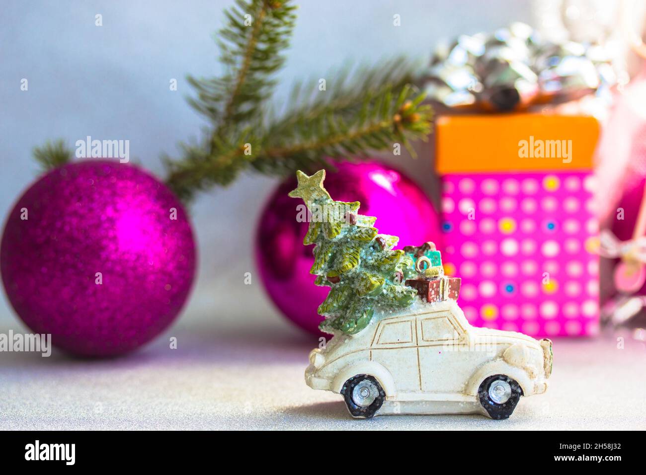 Mail Christmas Eve 2022 White Toy Retro Car With Green Pine Christmas Tree And Pink Gift Box On A  Roof On White Silvered Shining Background. New Year's Eve 2022 Background.  G Stock Photo - Alamy