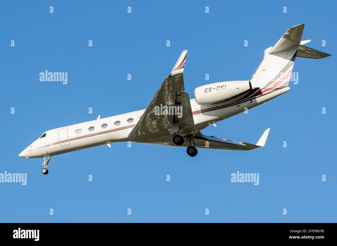Netjets g550 arriving hires stock photography and images Alamy