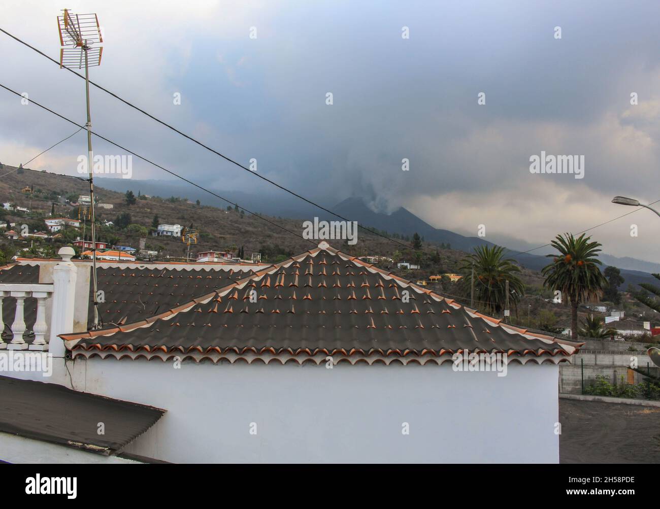 Tejado lleno de ceniza cerca del volcán de La Palma Stock Photo
