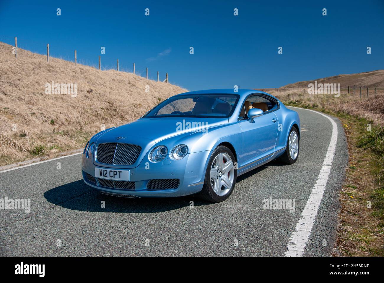 https://c8.alamy.com/comp/2H58RNP/bentley-gt-speed-coupe-w12-parked-on-a-country-lane-on-a-sunny-day-in-spring-2H58RNP.jpg