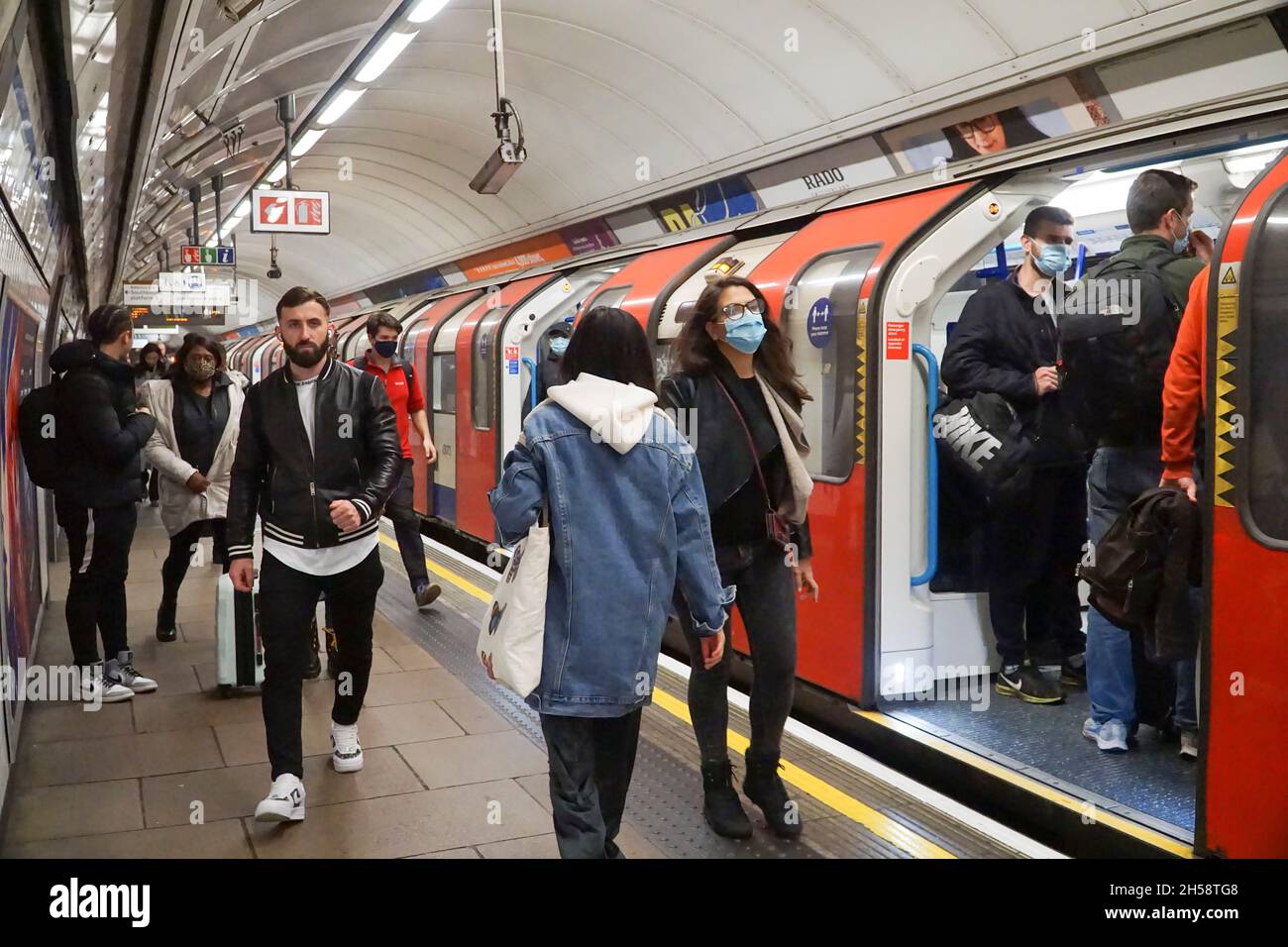 London, UK, 7 November 2021: Many but not all passengers on the London Underground wear face masks to reduce the spread of coronavirus amid high levels of new Covid-19 cases in the country. Transport for London regulations make it compulsory to wear a face covering unless medically exempt but the rule is widely ignored. Anna Watson/Alamy Live News Stock Photo