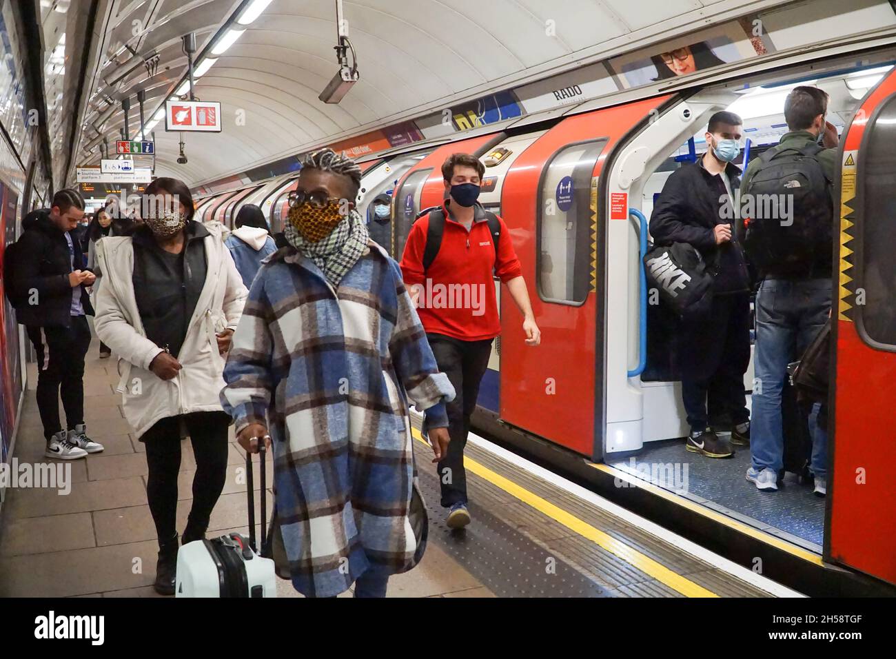 London, UK, 7 November 2021: Many but not all passengers on the London Underground wear face masks to reduce the spread of coronavirus amid high levels of new Covid-19 cases in the country. Transport for London regulations make it compulsory to wear a face covering unless medically exempt but the rule is widely ignored. Anna Watson/Alamy Live News Stock Photo