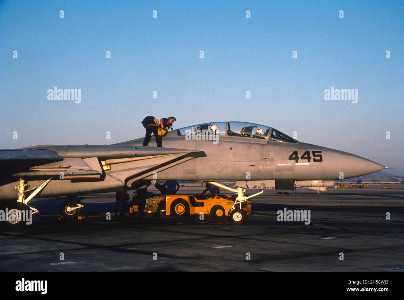 F-14 Tomcat preflight checks at NAS Miramar, California Stock Photo