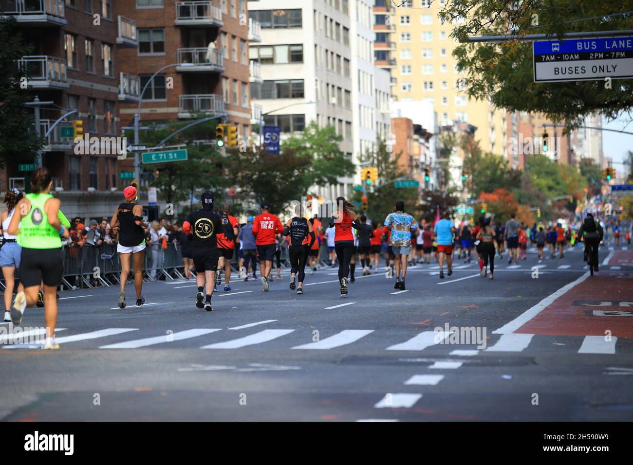 New York, N.Y/USA 7th Nov. 2021 A pack of runners run up First