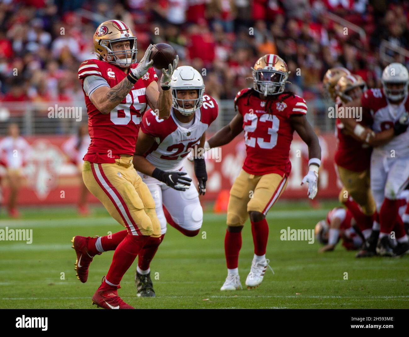 Santa Clara, CA, USA. 7th Nov, 2021. San Francisco 49ers' George Kittle (85) makes a first down catch defend by Arizona Cardinals' Zaven Collins (25) in the fourth quarter during a game at the Levi's Stadium on Sunday, November 7, 2021, in Santa Clara. (Credit Image: © Paul Kitagaki Jr./ZUMA Press Wire) Stock Photo