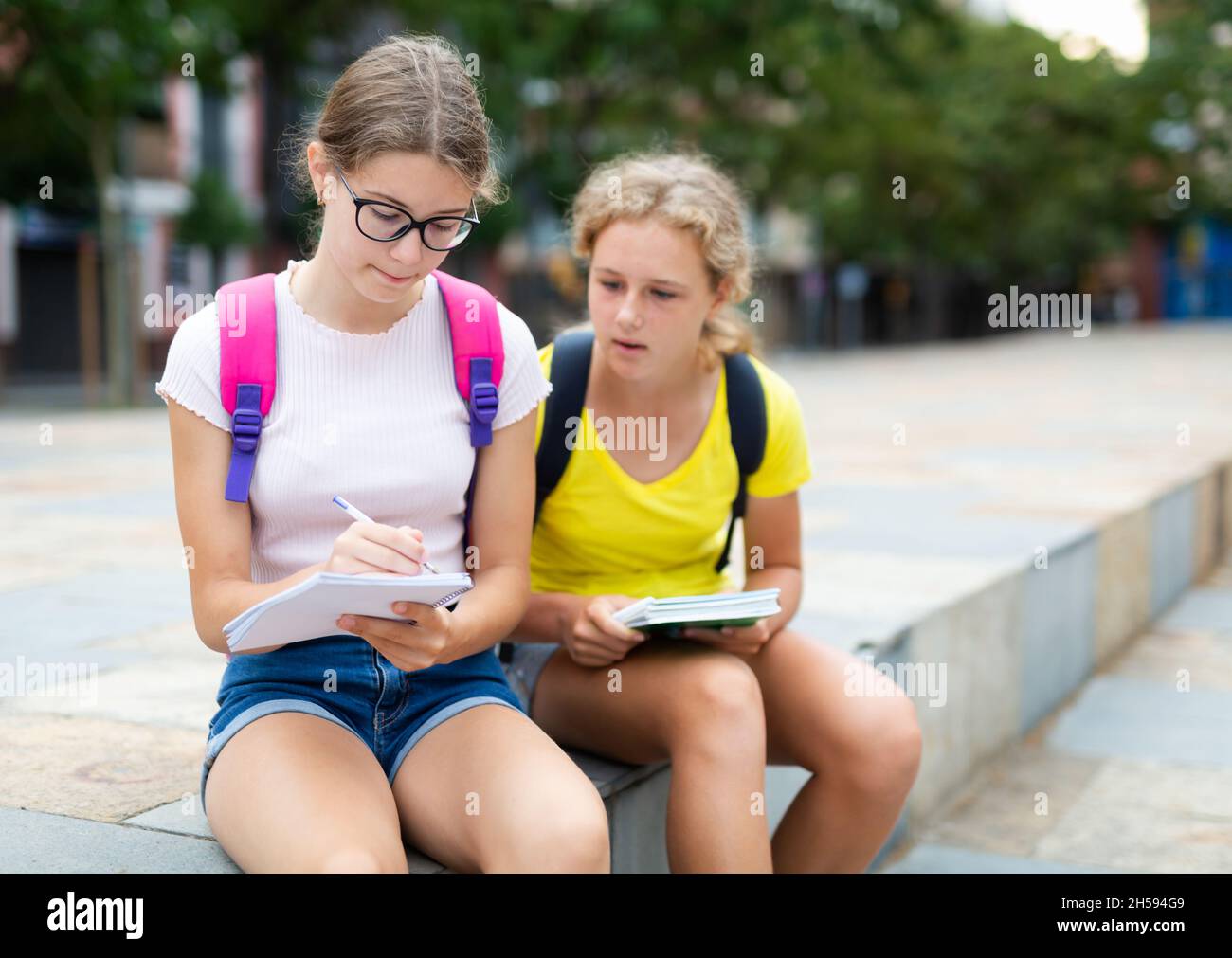 Two german students talking hi-res stock photography and images - Alamy