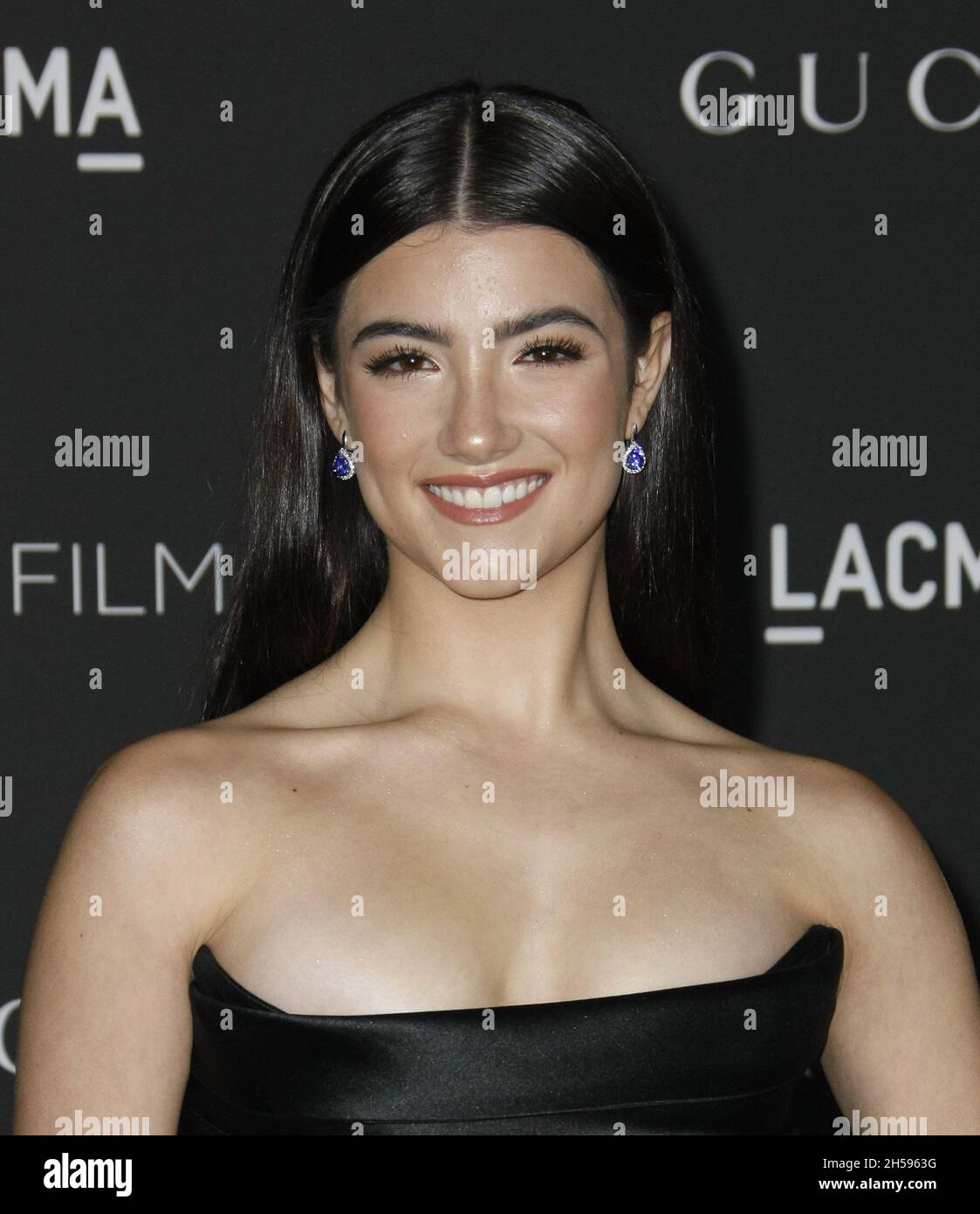 LOS ANGELES, CALIFORNIA - NOVEMBER 06: Charli D'Amelio attends the 10th