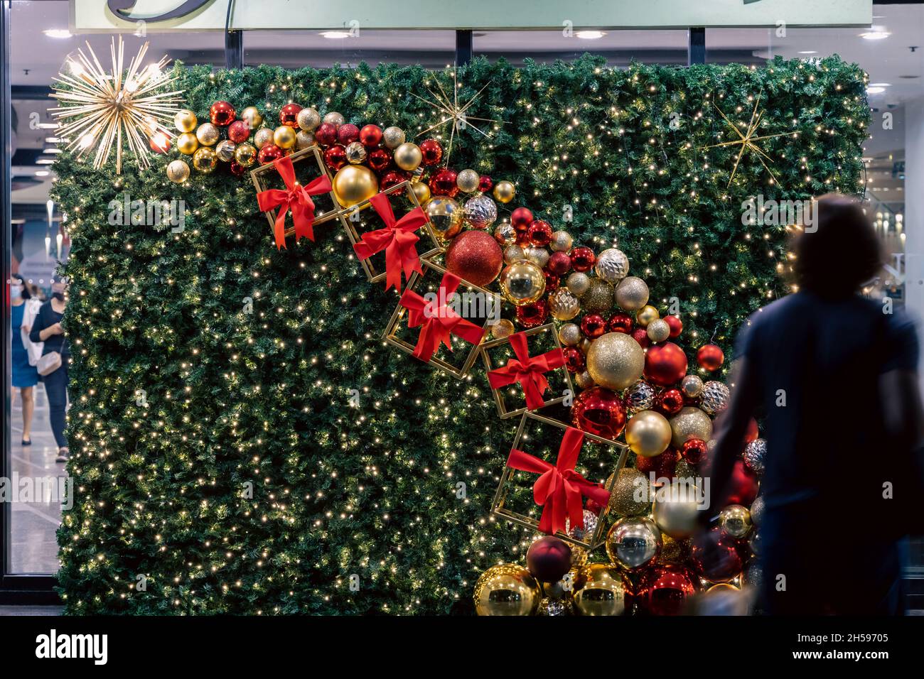 LOUIS VUITTON Christmas Tree @ Ayala Malls Greenbelt Makati 