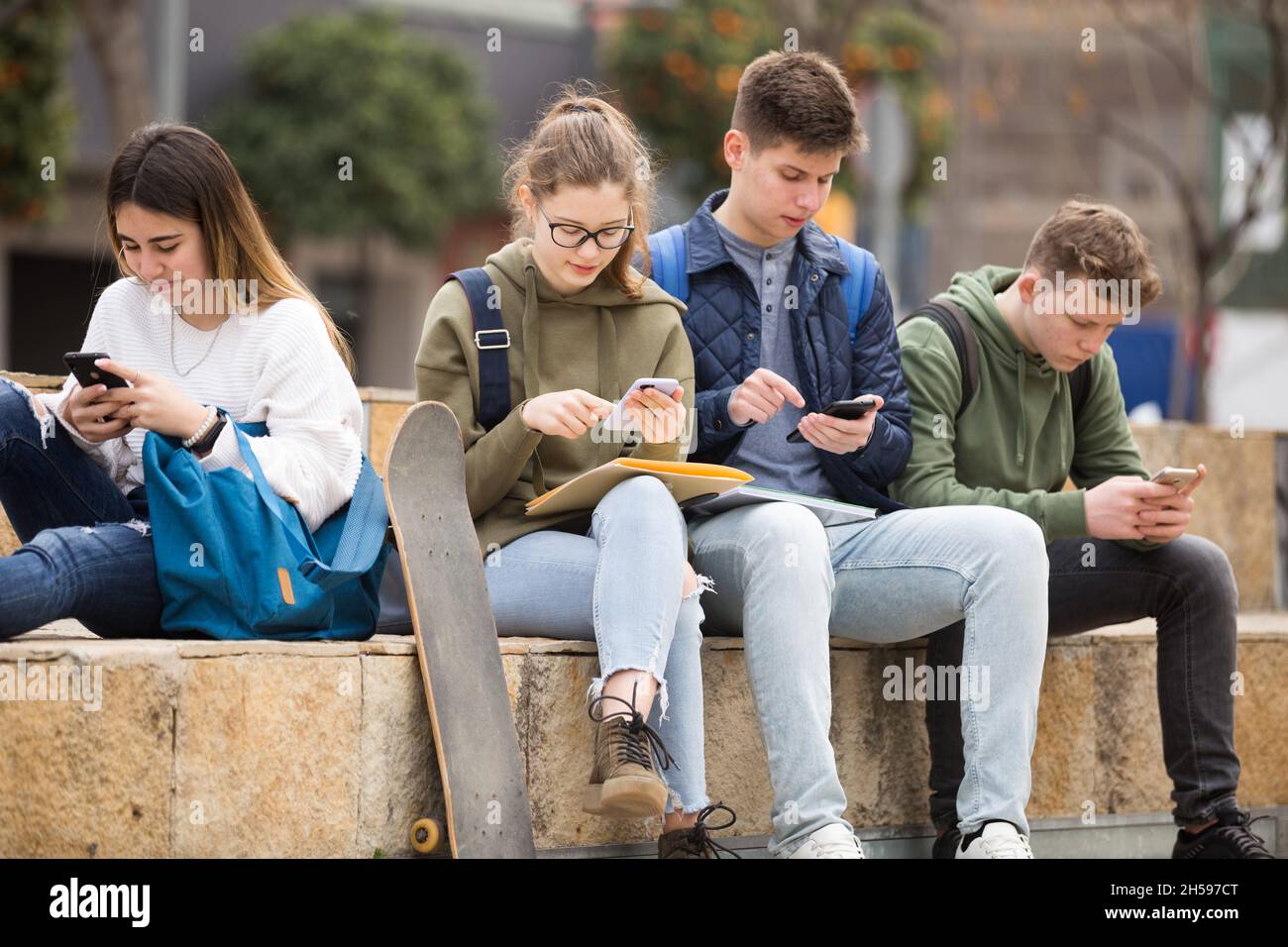 популярные современные подростки. популярные современные подростки. молодые люди. современные подростки в школе. современный подросток и природа.