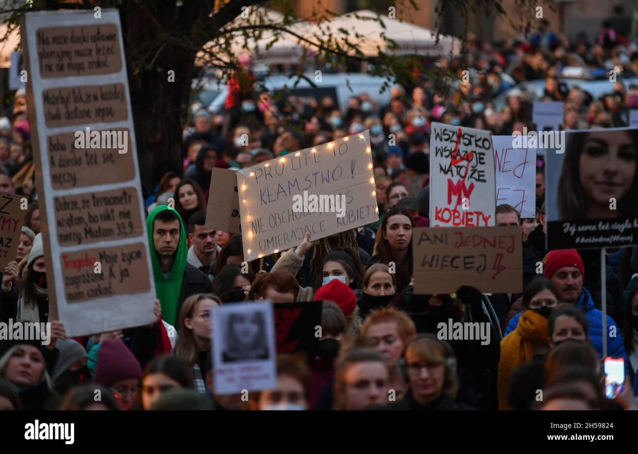 Krakow, Poland. 07th Nov, 2021. Protesters hold placards during the protest. Thousands take to the streets of Poland in protest after the death of 30-year-old Izabela (Iza), who died in the 22nd week of pregnancy because doctors did not abort the dying fetus under the anti-abortion law. Credit: SOPA Images Limited/Alamy Live News Stock Photo
