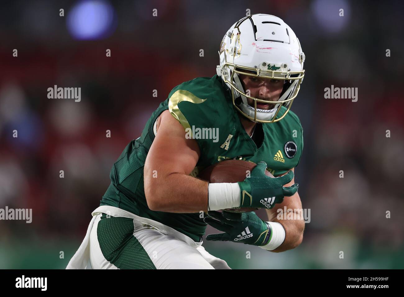 Tampa, FL, USA. 6th Nov, 2021. South Florida Bulls tight end Mitchell Brinkman (89) looks for the end zone after catching a deep pass during the game between the Houston Cougars and the South Florida Bulls at Raymond James Stadium in Tampa, FL. (Photo by Peter Joneleit). Credit: csm/Alamy Live News Stock Photo