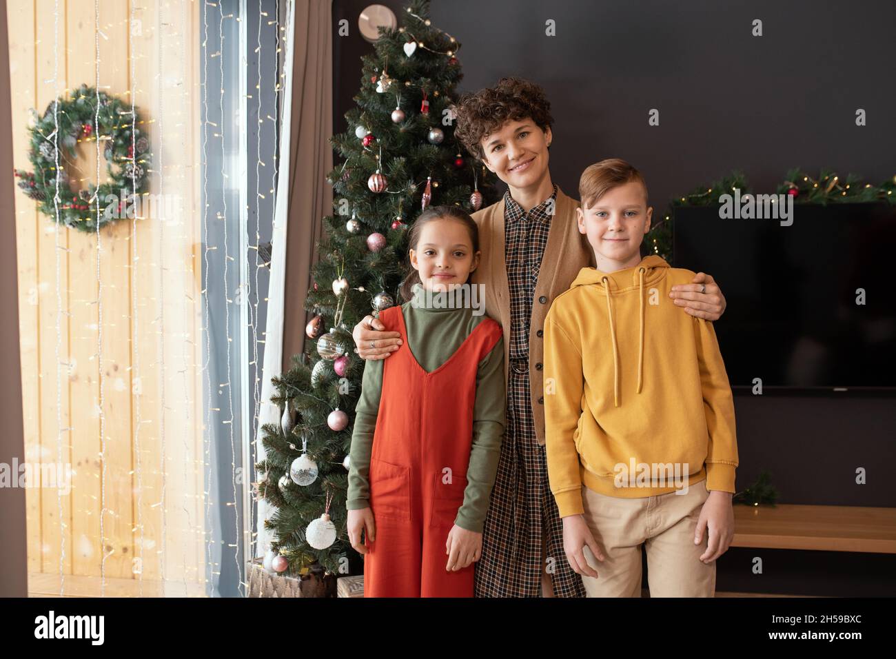 Two boys two girls smiling hi-res stock photography and images - Alamy