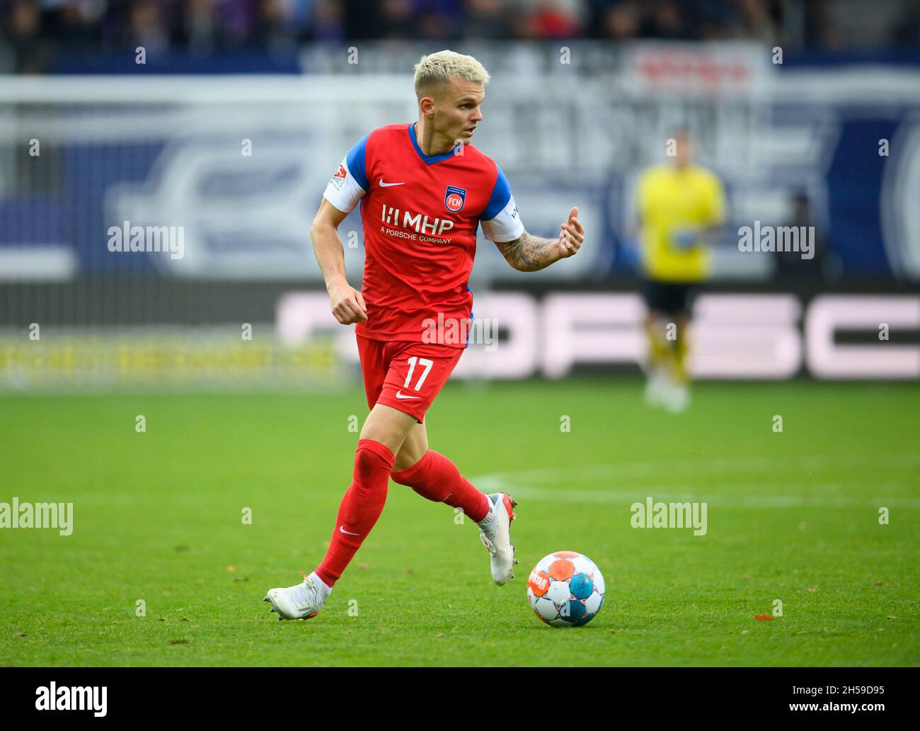 Aue, Germany. 07th Nov, 2021. Football: 2. Bundesliga, Erzgebirge Aue - 1. FC Heidenheim, Matchday 13, Erzgebirgsstadion. Heidenheim's Florian Pick plays the ball. Credit: Robert Michael/dpa-Zentralbild/dpa - IMPORTANT NOTE: In accordance with the regulations of the DFL Deutsche Fußball Liga and/or the DFB Deutscher Fußball-Bund, it is prohibited to use or have used photographs taken in the stadium and/or of the match in the form of sequence pictures and/or video-like photo series./dpa/Alamy Live News Stock Photo