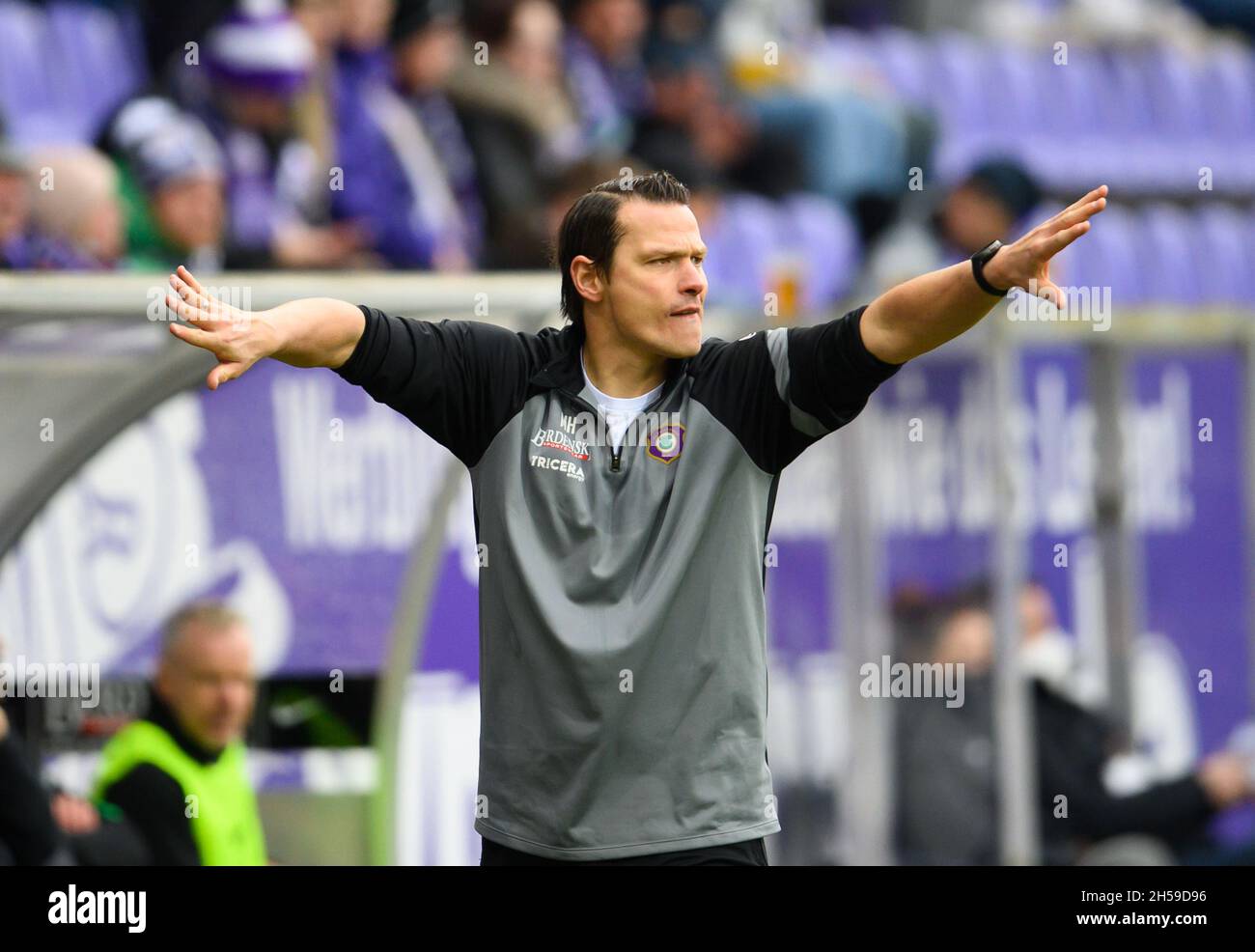 Aue, Germany. 07th Nov, 2021. Football: 2. Bundesliga, Erzgebirge Aue - 1. FC Heidenheim, Matchday 13, Erzgebirgsstadion. Aue's team manager Marc Hensel gestures. Credit: Robert Michael/dpa-Zentralbild/dpa - IMPORTANT NOTE: In accordance with the regulations of the DFL Deutsche Fußball Liga and/or the DFB Deutscher Fußball-Bund, it is prohibited to use or have used photographs taken in the stadium and/or of the match in the form of sequence pictures and/or video-like photo series./dpa/Alamy Live News Stock Photo