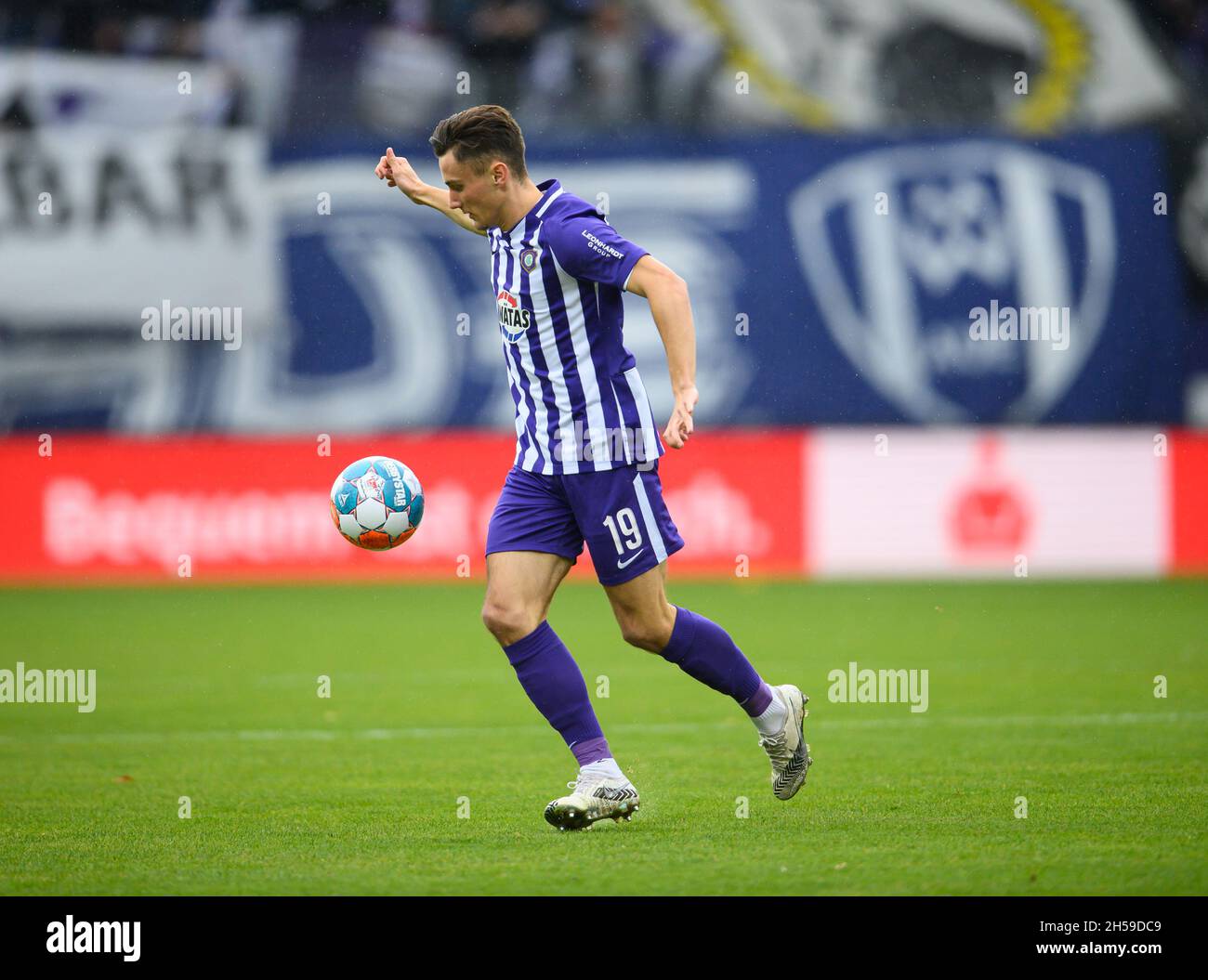 Aue, Germany. 07th Nov, 2021. Football: 2. Bundesliga, Erzgebirge Aue - 1. FC Heidenheim, Matchday 13, Erzgebirgsstadion. Aue's Omar Sijaric plays the ball. Credit: Robert Michael/dpa-Zentralbild/dpa - IMPORTANT NOTE: In accordance with the regulations of the DFL Deutsche Fußball Liga and/or the DFB Deutscher Fußball-Bund, it is prohibited to use or have used photographs taken in the stadium and/or of the match in the form of sequence pictures and/or video-like photo series./dpa/Alamy Live News Stock Photo