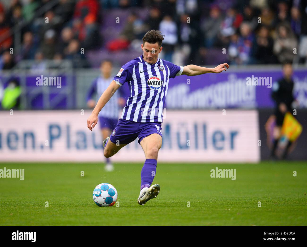 Aue, Germany. 07th Nov, 2021. Football: 2. Bundesliga, Erzgebirge Aue - 1. FC Heidenheim, Matchday 13, Erzgebirgsstadion. Aue's Omar Sijaric plays the ball. Credit: Robert Michael/dpa-Zentralbild/dpa - IMPORTANT NOTE: In accordance with the regulations of the DFL Deutsche Fußball Liga and/or the DFB Deutscher Fußball-Bund, it is prohibited to use or have used photographs taken in the stadium and/or of the match in the form of sequence pictures and/or video-like photo series./dpa/Alamy Live News Stock Photo